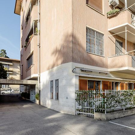 Open The Classic Wooden Shutters At A Cozy City Nest Firenze Esterno foto