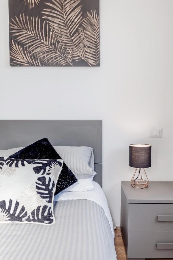 Open The Classic Wooden Shutters At A Cozy City Nest Firenze Esterno foto