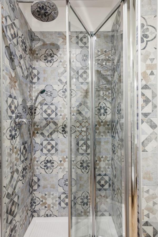 Open The Classic Wooden Shutters At A Cozy City Nest Firenze Esterno foto