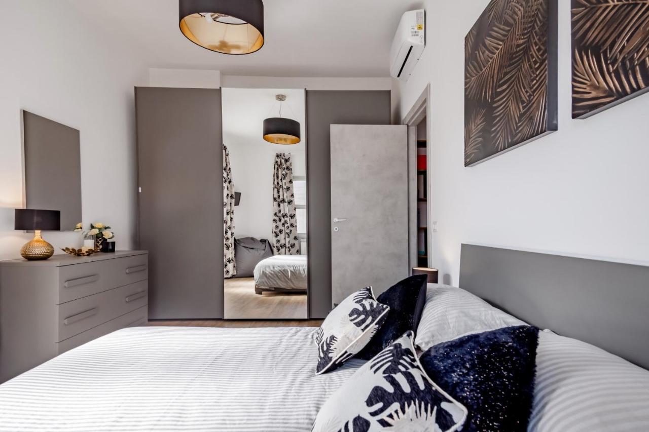 Open The Classic Wooden Shutters At A Cozy City Nest Firenze Esterno foto