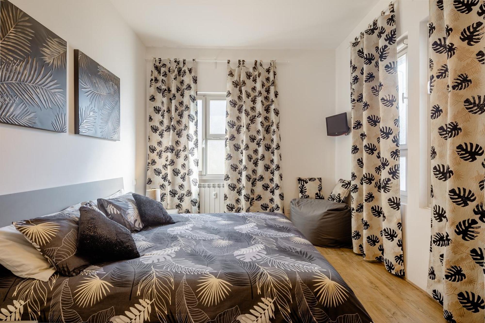 Open The Classic Wooden Shutters At A Cozy City Nest Firenze Esterno foto