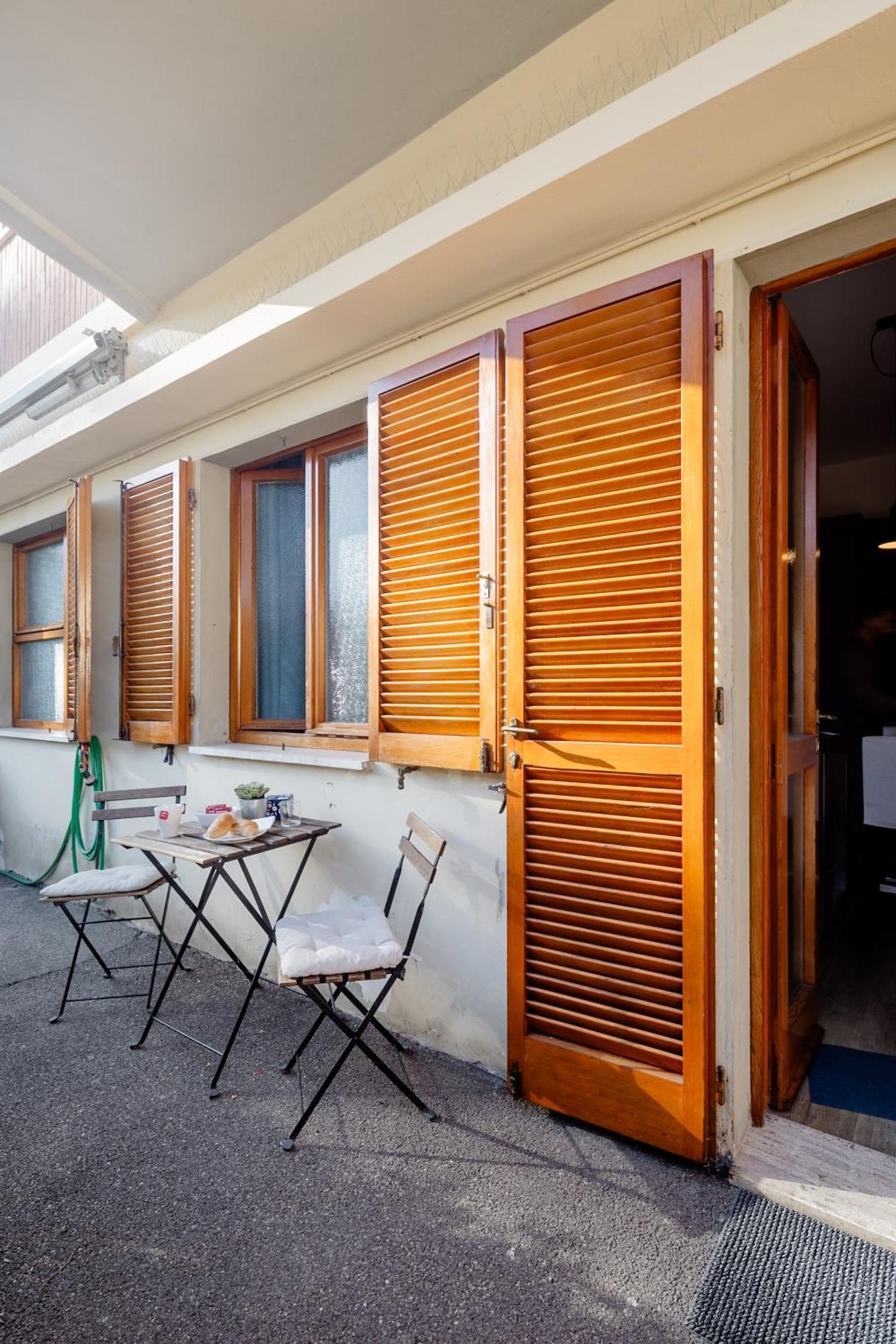 Open The Classic Wooden Shutters At A Cozy City Nest Firenze Esterno foto