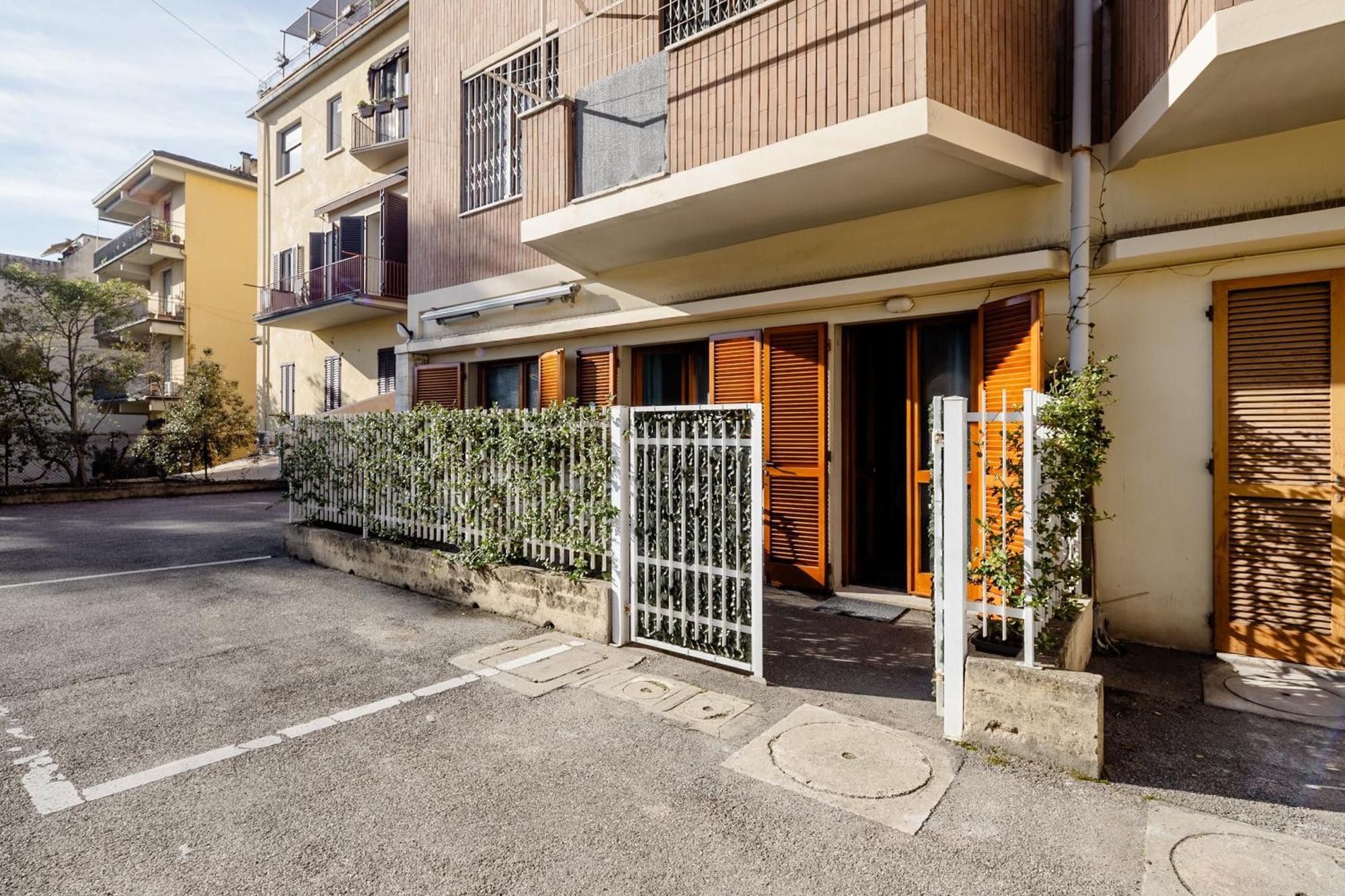 Open The Classic Wooden Shutters At A Cozy City Nest Firenze Esterno foto