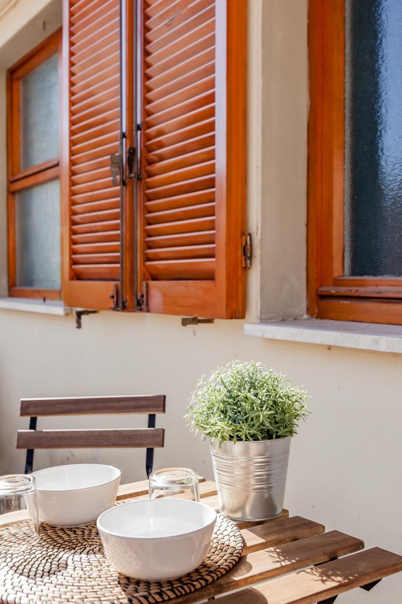 Open The Classic Wooden Shutters At A Cozy City Nest Firenze Esterno foto
