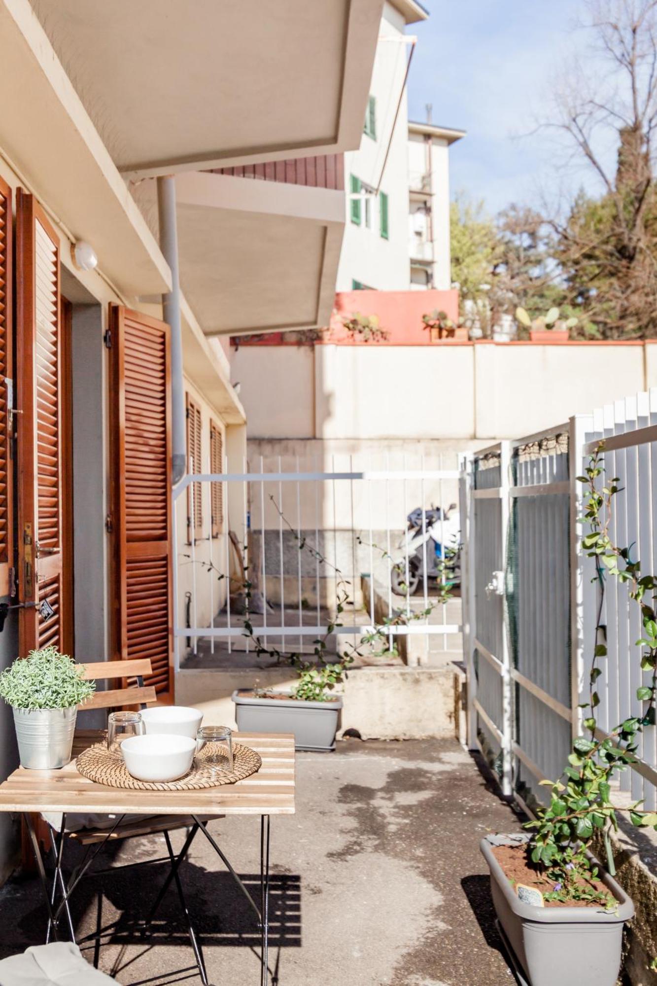 Open The Classic Wooden Shutters At A Cozy City Nest Firenze Esterno foto
