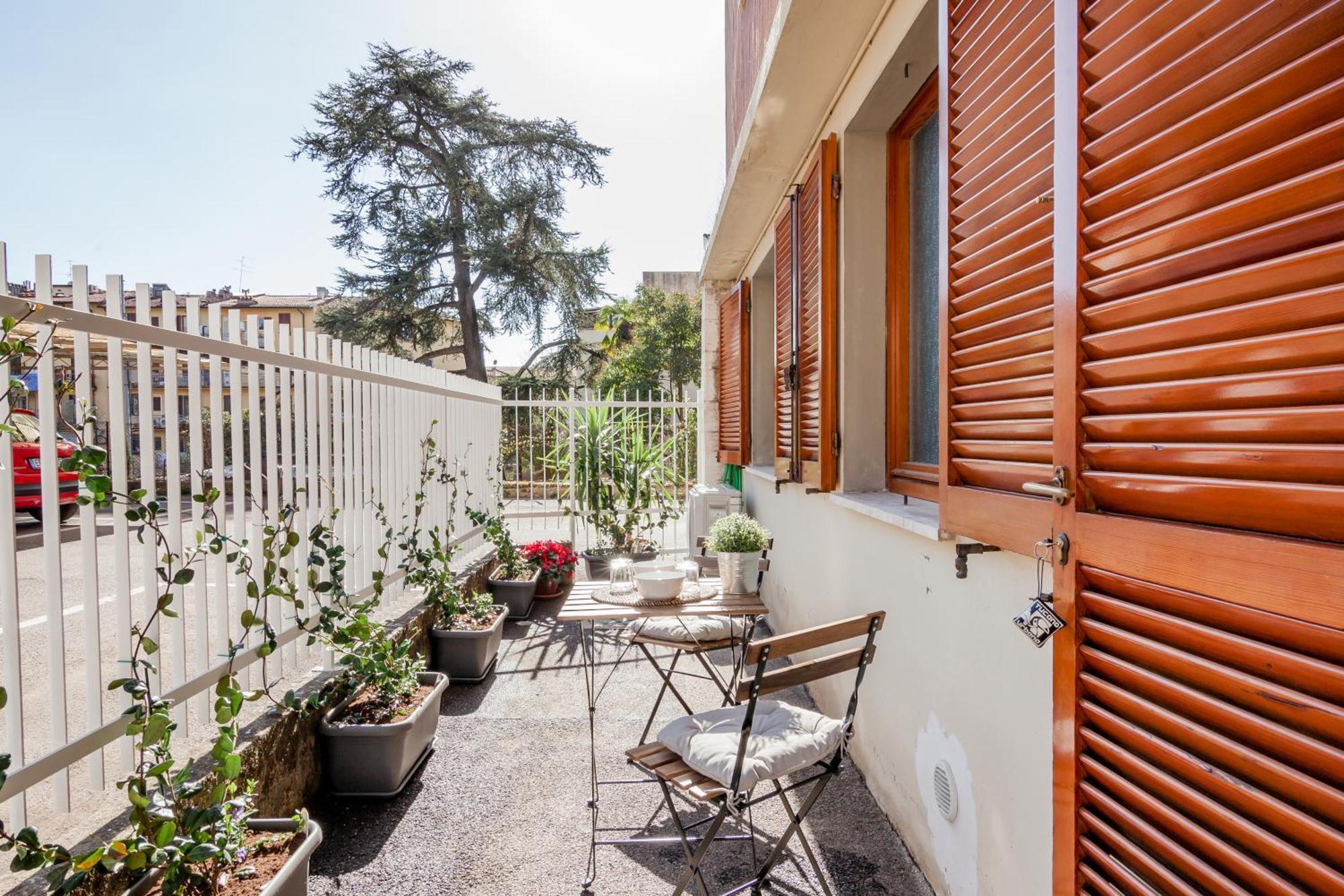 Open The Classic Wooden Shutters At A Cozy City Nest Firenze Esterno foto