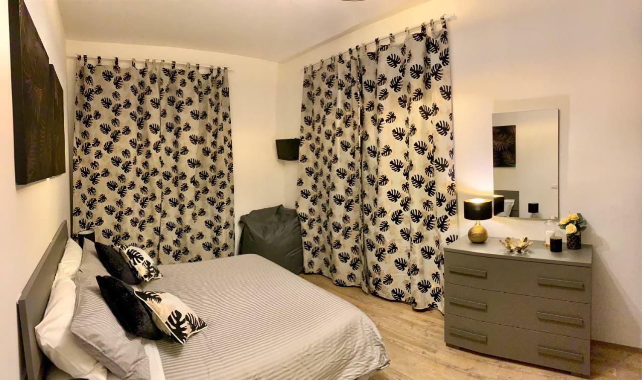 Open The Classic Wooden Shutters At A Cozy City Nest Firenze Esterno foto