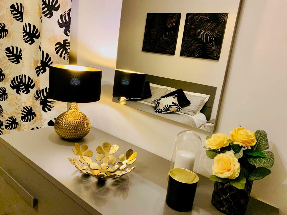 Open The Classic Wooden Shutters At A Cozy City Nest Firenze Esterno foto