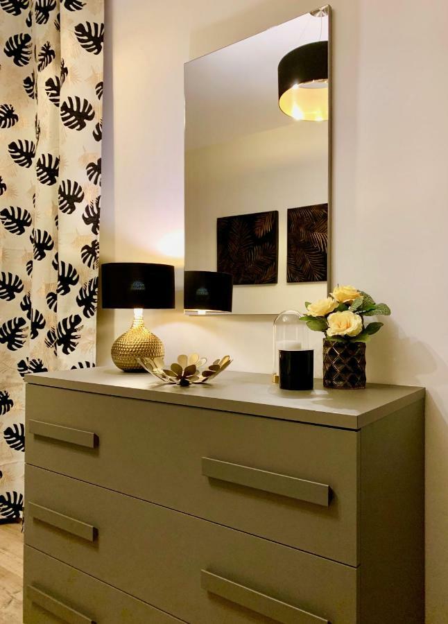 Open The Classic Wooden Shutters At A Cozy City Nest Firenze Esterno foto
