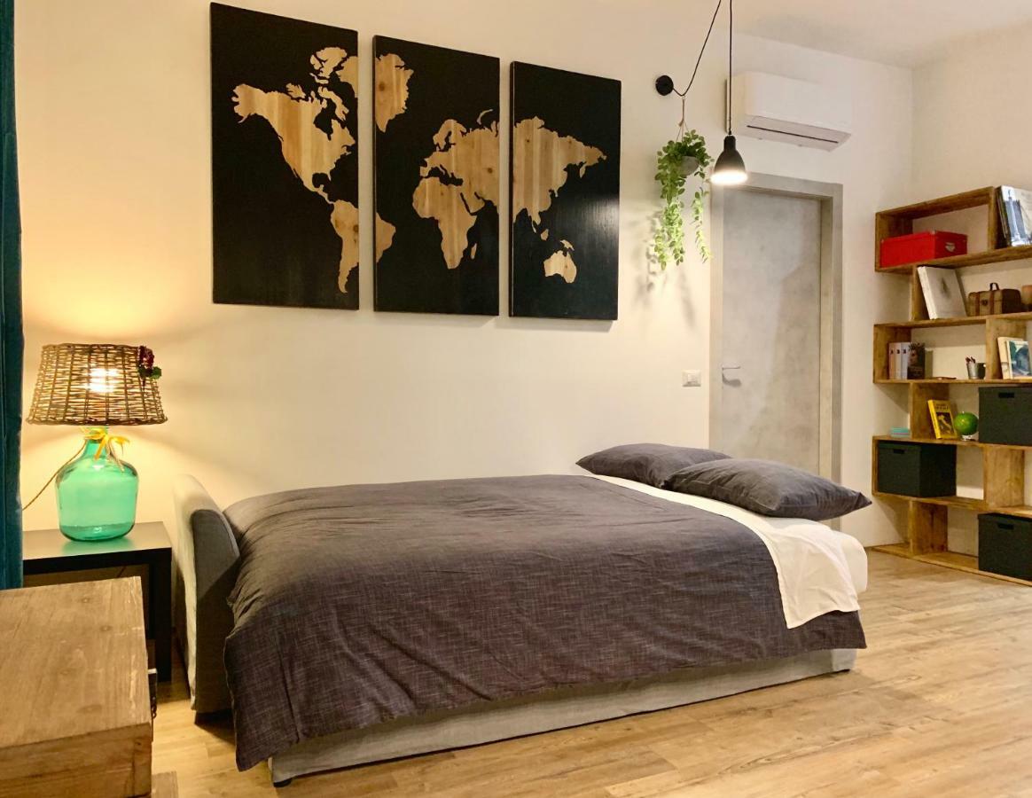 Open The Classic Wooden Shutters At A Cozy City Nest Firenze Esterno foto