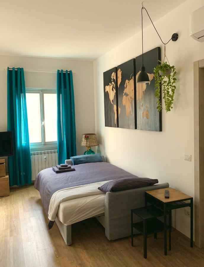 Open The Classic Wooden Shutters At A Cozy City Nest Firenze Esterno foto