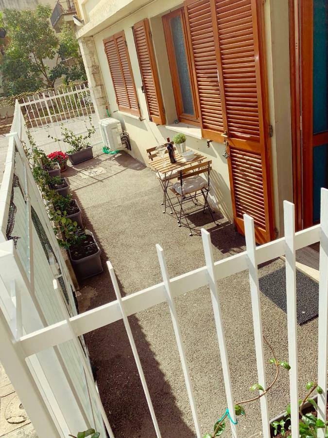 Open The Classic Wooden Shutters At A Cozy City Nest Firenze Esterno foto