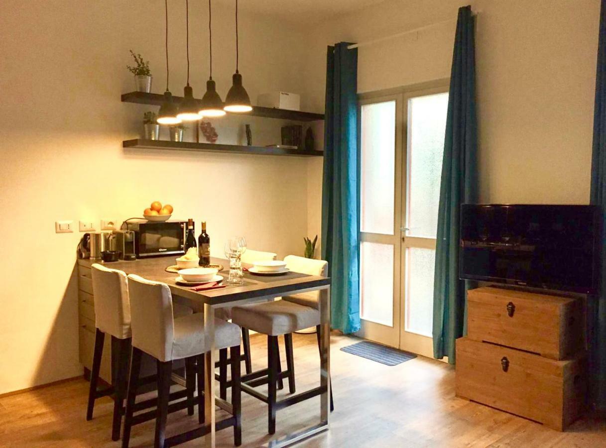 Open The Classic Wooden Shutters At A Cozy City Nest Firenze Esterno foto