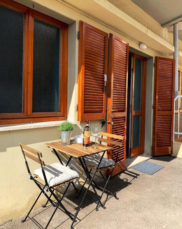 Open The Classic Wooden Shutters At A Cozy City Nest Firenze Esterno foto