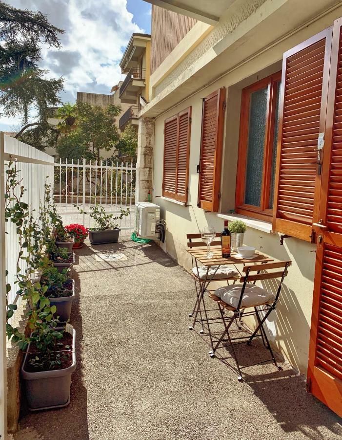 Open The Classic Wooden Shutters At A Cozy City Nest Firenze Esterno foto